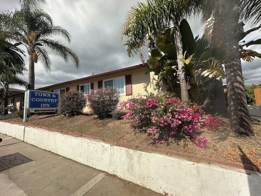 Фото Town and Country Inn