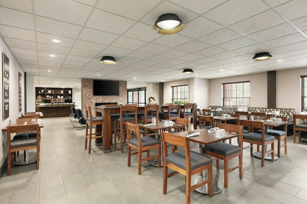 Фото Four Points by Sheraton Raleigh Arena