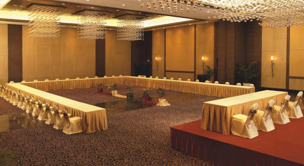 Фото The Retreat Hotel & Convention Centre