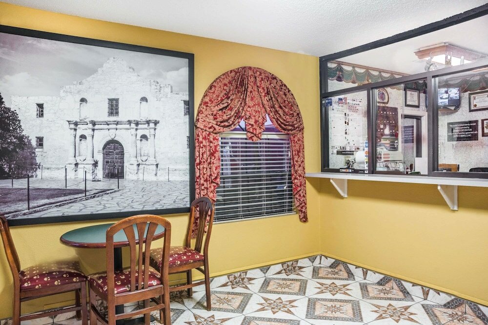Фото Super 8 by Wyndham Houston West Katy