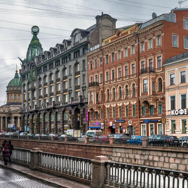 Фото Друзья у Дома Книги