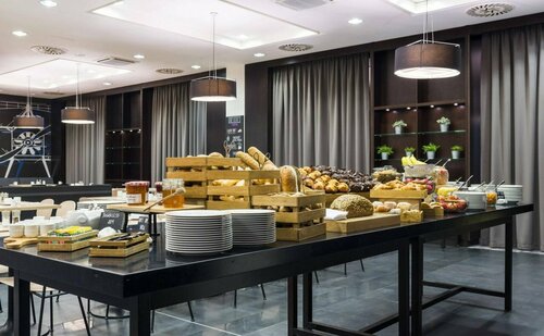 Гостиница Courtyard by Marriott Prague Airport в Гостивице