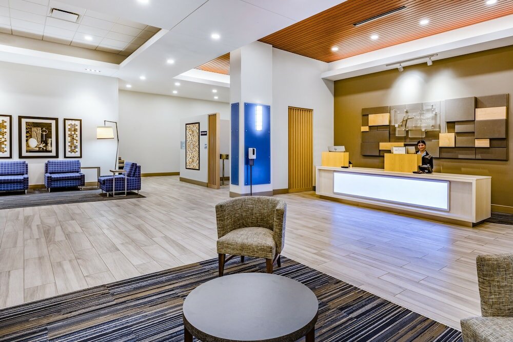 Фото Holiday Inn Express & Suites Lincoln Downtown