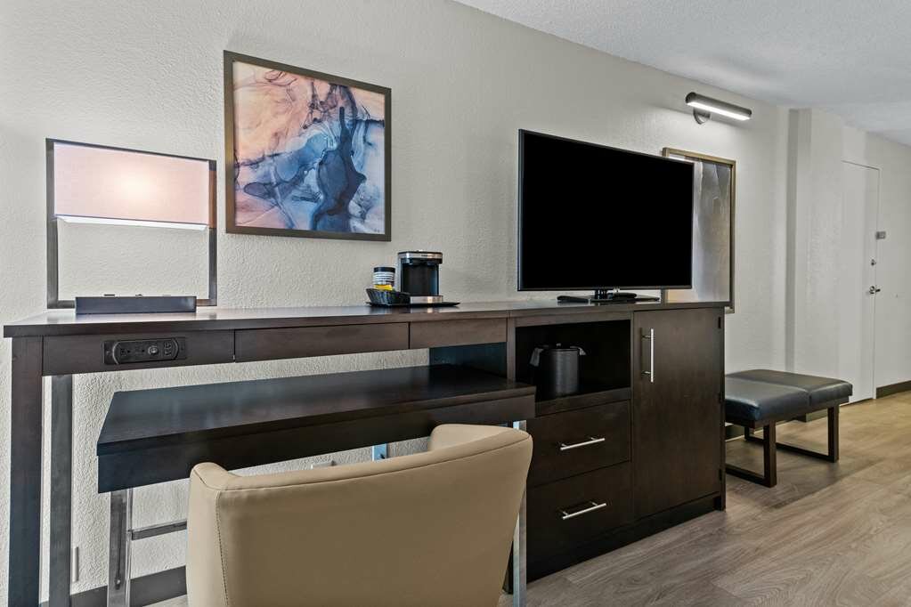 Фото DoubleTree by Hilton Raleigh Midtown, Nc