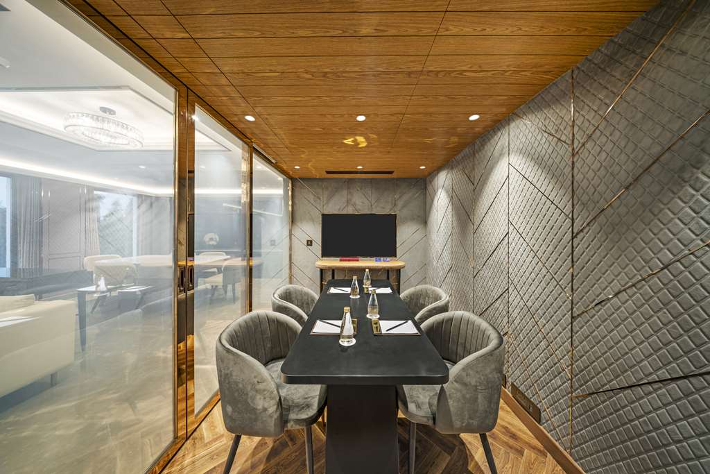 Фото Radisson Blu Hotel & Suites GRT Chennai