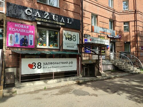 Жетілген әйел саусақтарымен шашы бар кискасын таратады