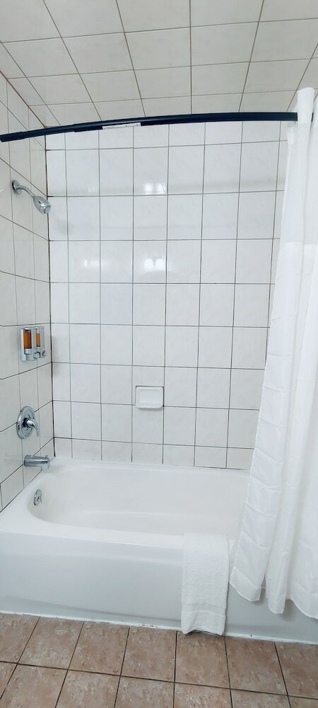 Фото Oceanside Inn & Suites, a Days Inn by Wyndham