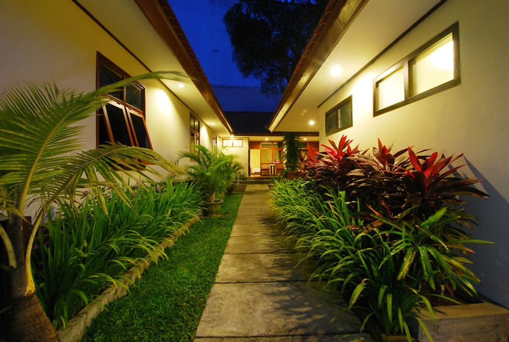 Фото Yulia Beach Inn Kuta