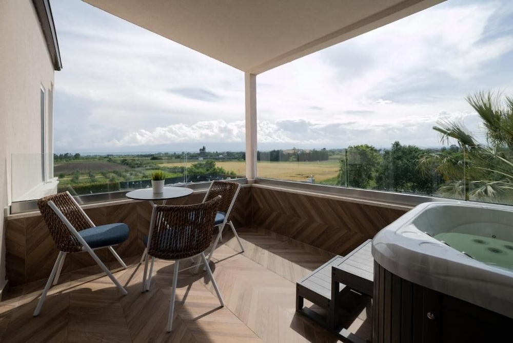 Фото Mythic Summer Hotel