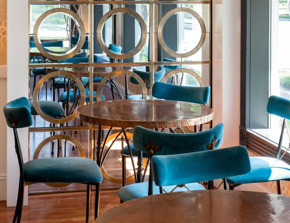 Фото Chateau Inn and Suites