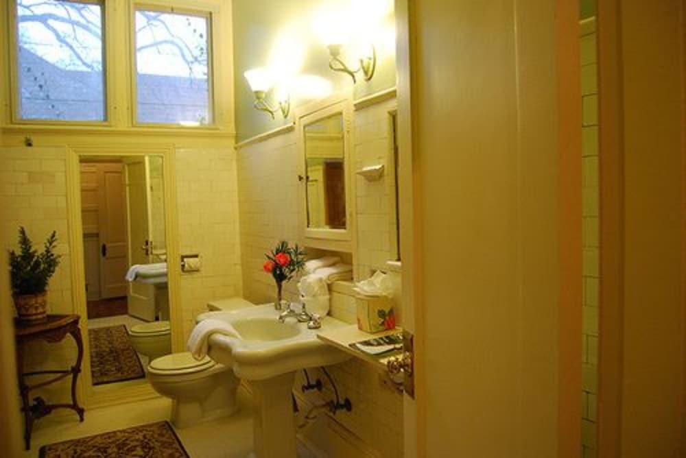 Фото Rothschild-Pound House Inn