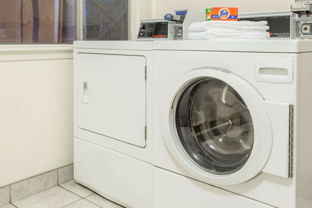 Фото Days Inn by Wyndham Modesto