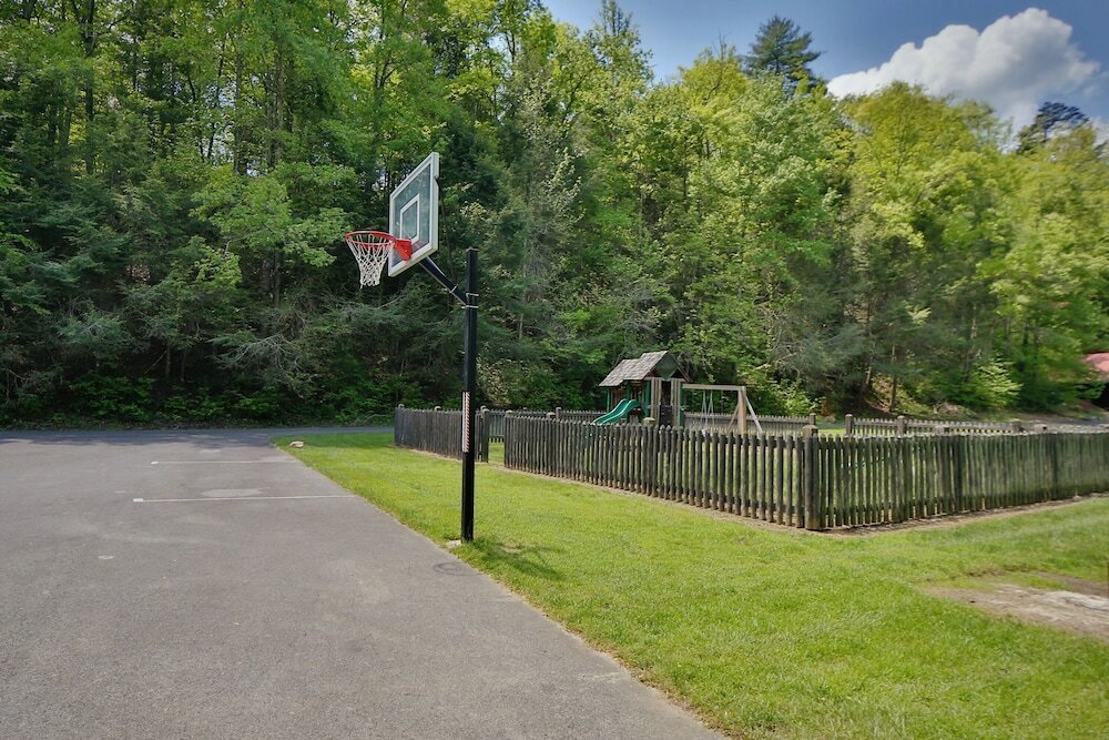 Фото Majestic Manor - Five Bedroom Cabin