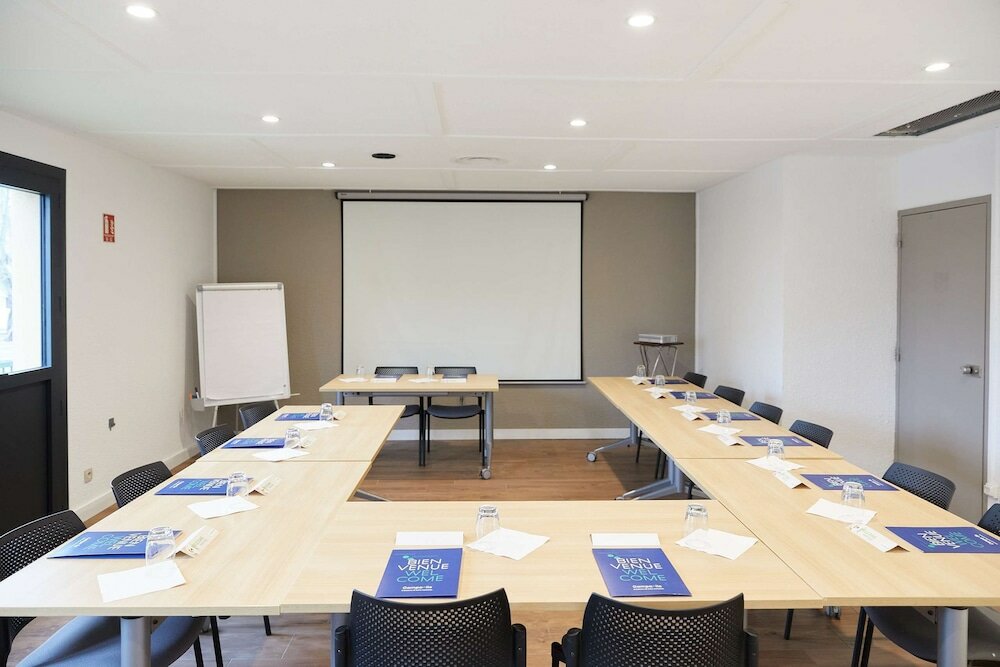 Фото Hotel Campanile Pau