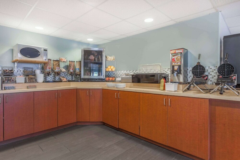 Фото Super 8 by Wyndham Peterborough