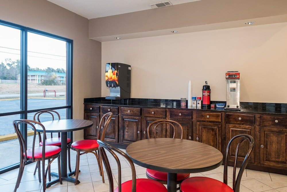 Фото Red Roof Inn & Suites Biloxi