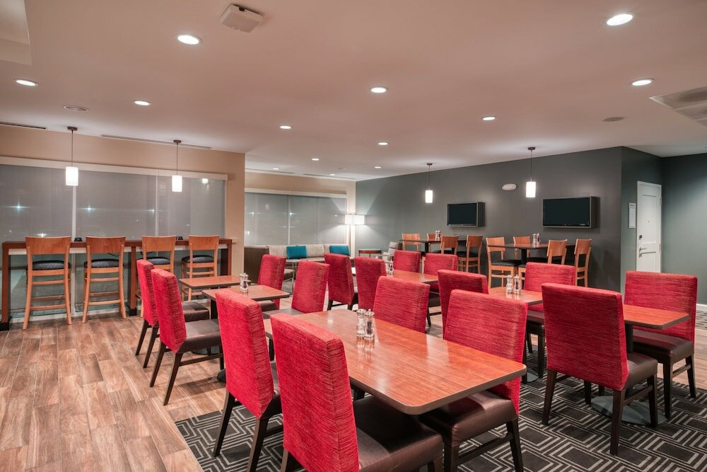 Фото TownePlace Suites by Marriott Indianapolis Airport