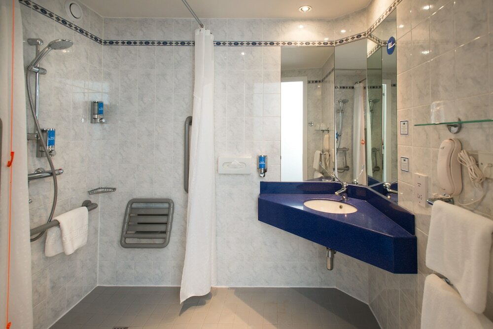 Фото Holiday Inn Express Milton Keynes, an Ihg Hotel