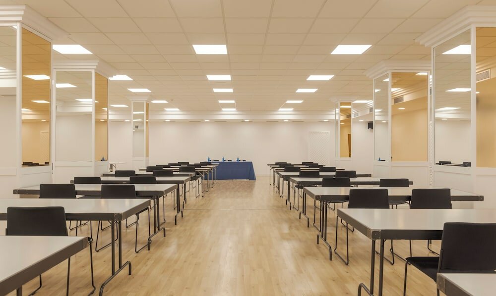 Фото Hotel Ilunion Romareda