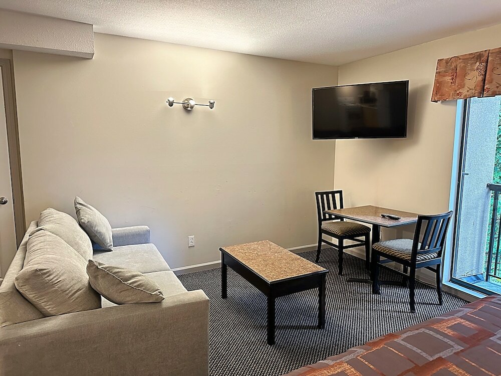 Фото Canadian Inn