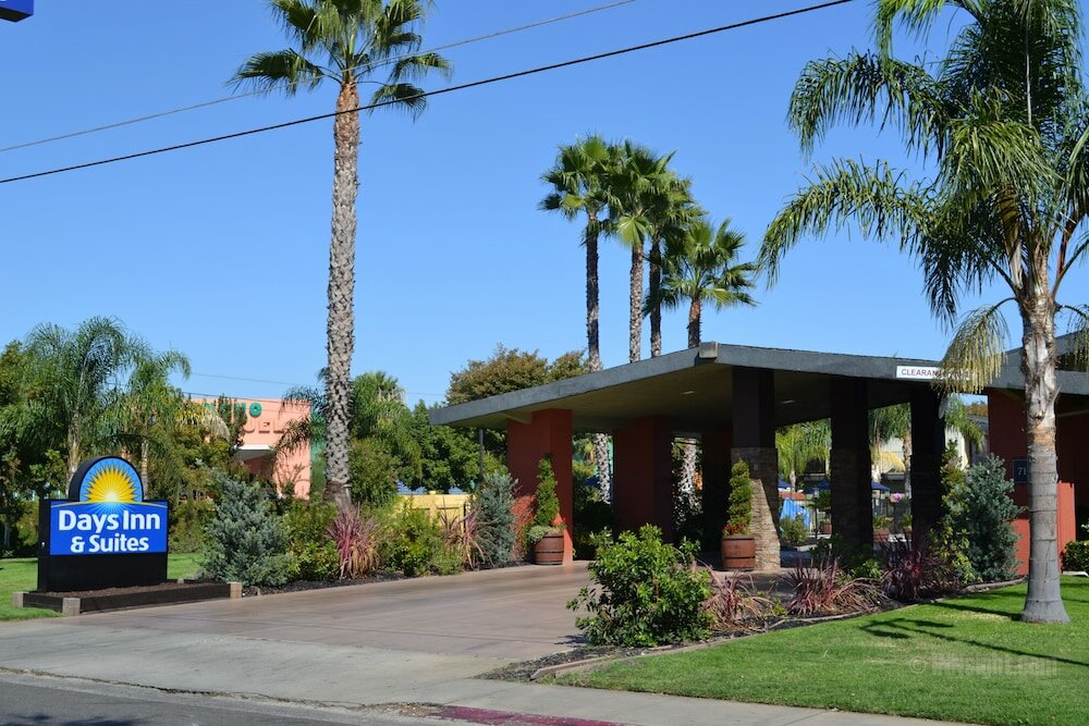 Фото Days Inn & Suites by Wyndham Lodi