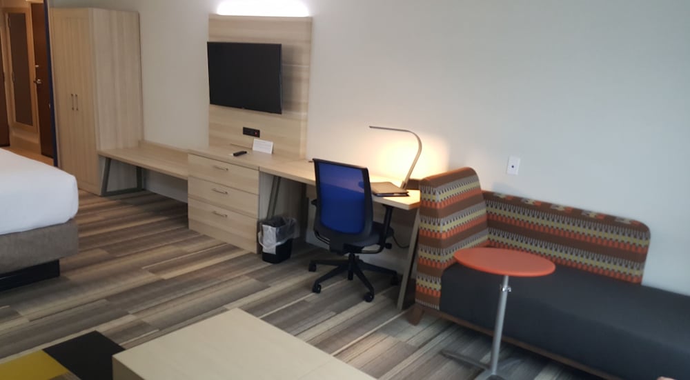 Фото Holiday Inn Express & Suites Toledo West, an Ihg Hotel