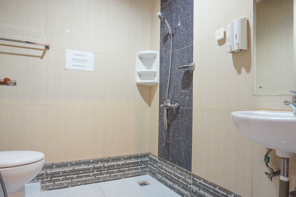 Фото Residences by RedDoorz near Kemang Square