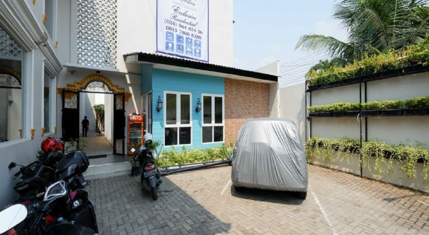 Hotel RedDoorz Plus near Paragon Mall Semarang, Semarang, photo