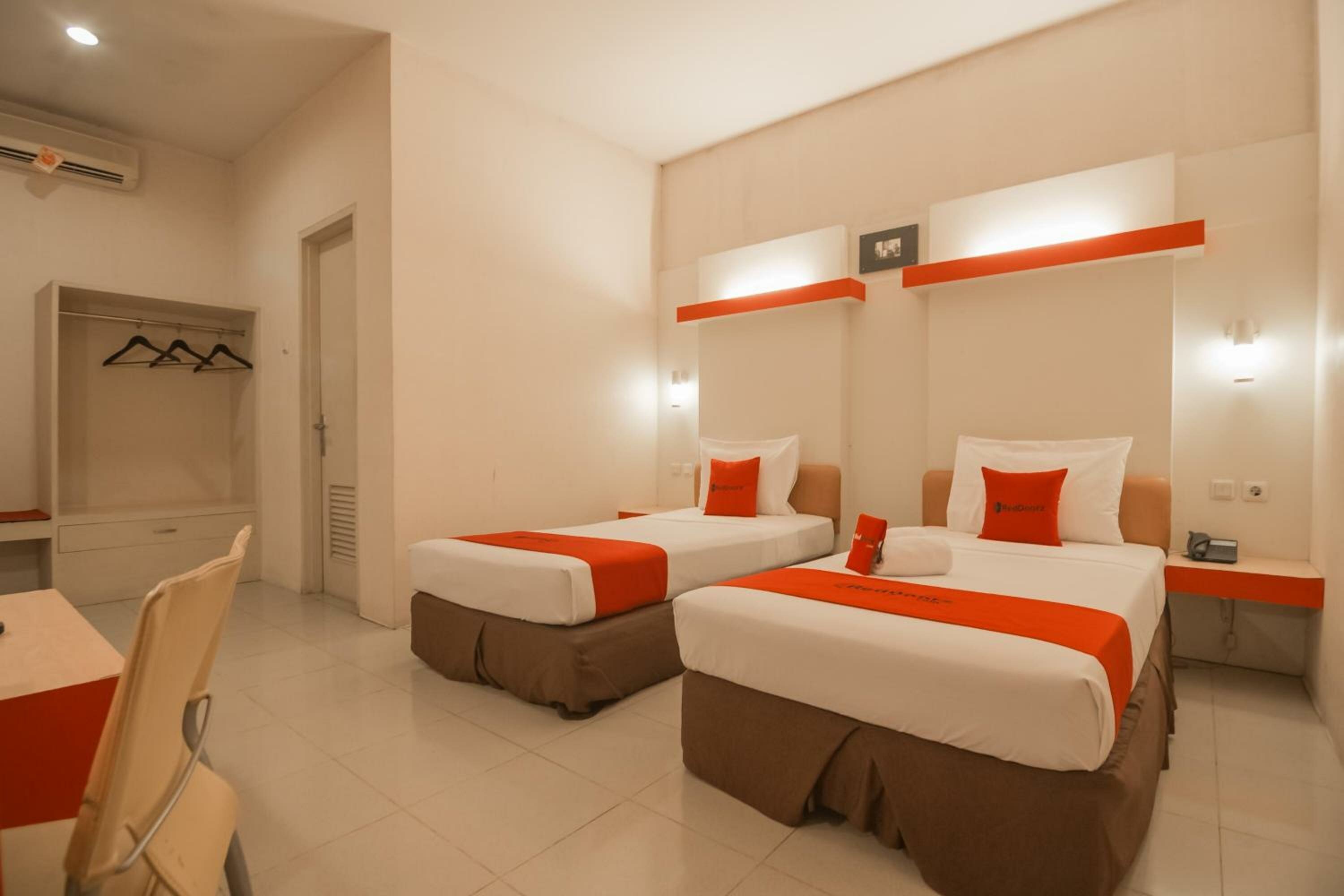 Фото RedDoorz near Kampung Gajah