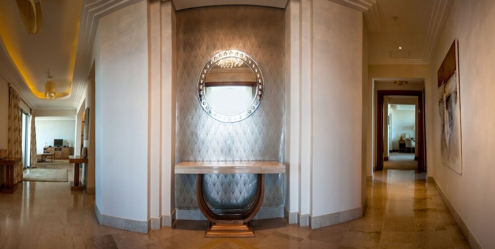 Фото Suncoast Hotel