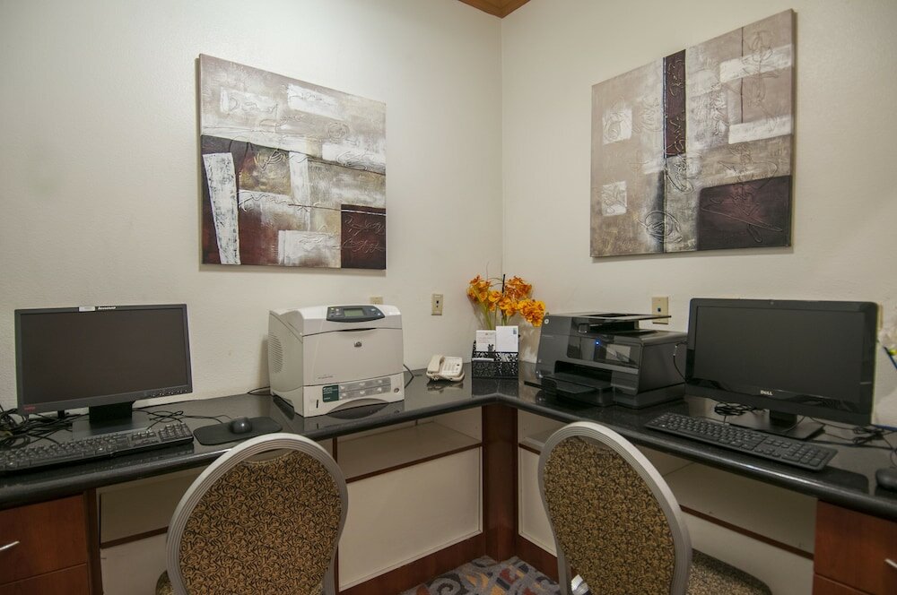 Фото Holiday Inn Express and Suites Bakersfield Central, an Ihg Hotel