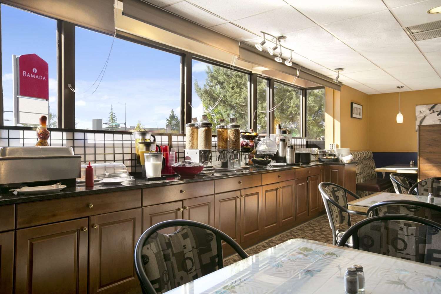 Фото Ramada by Wyndham Lethbridge