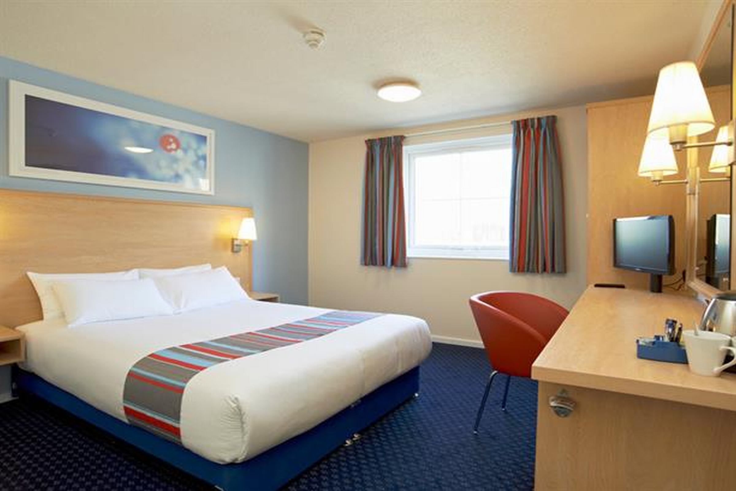 Фото Travelodge Camberley Central