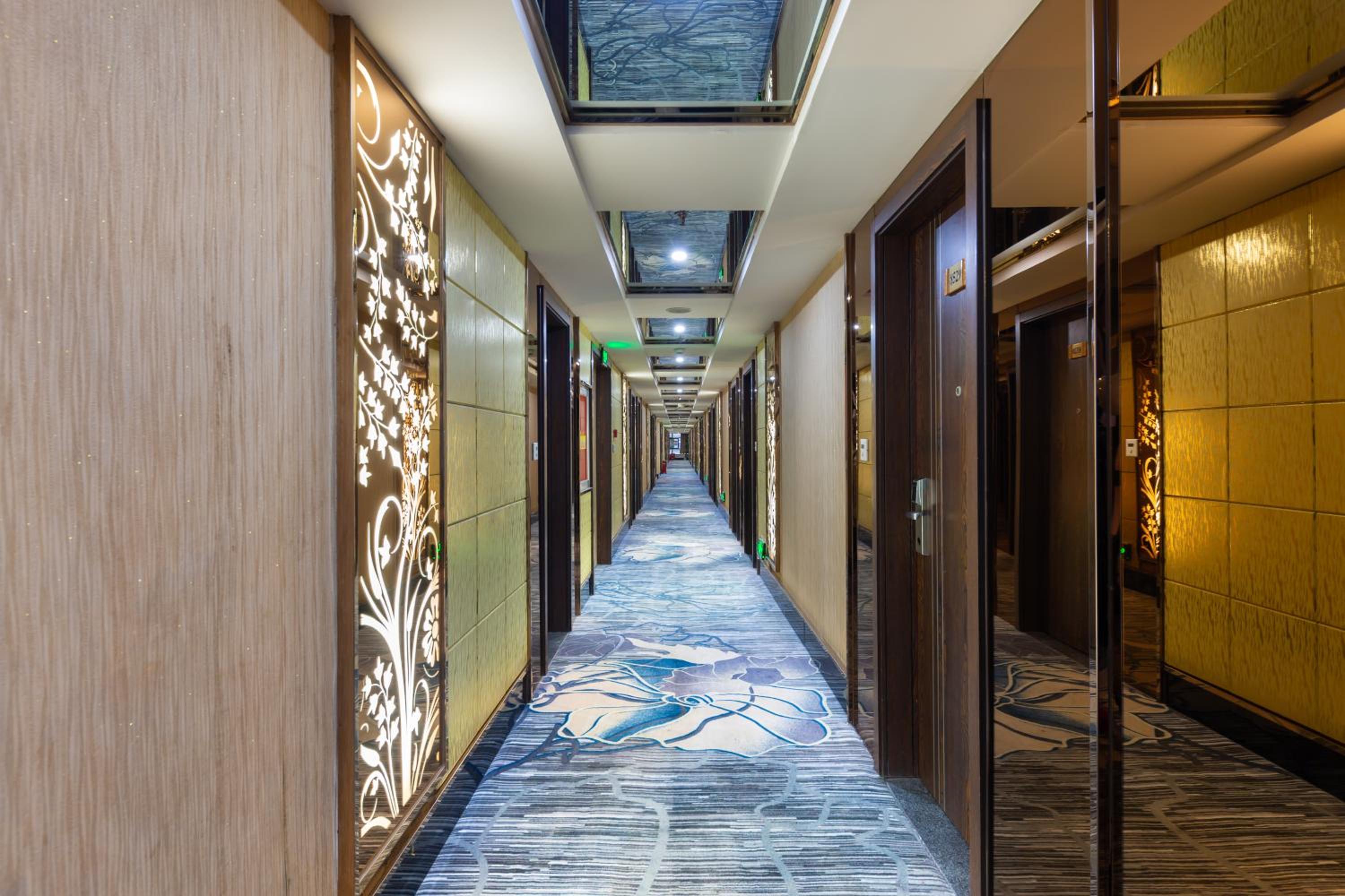 Фото Yiwu Yuejia Hotel