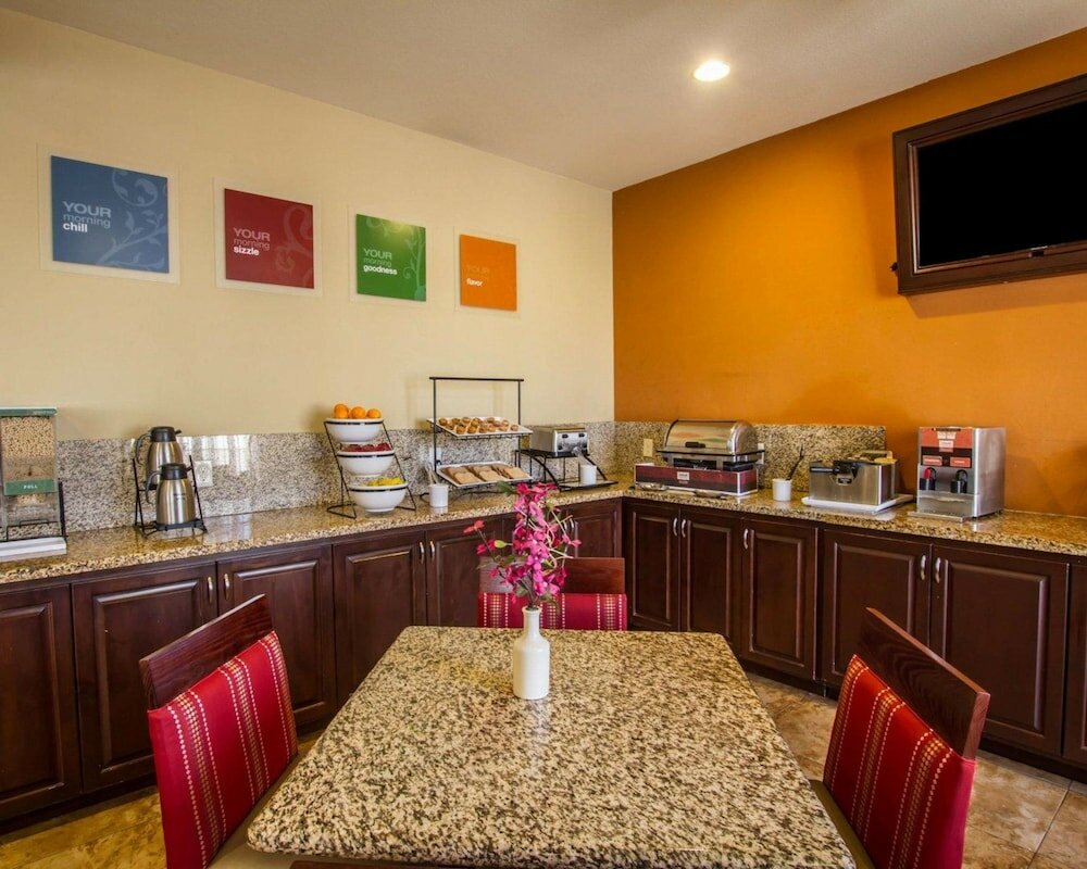 Фото Comfort Inn West