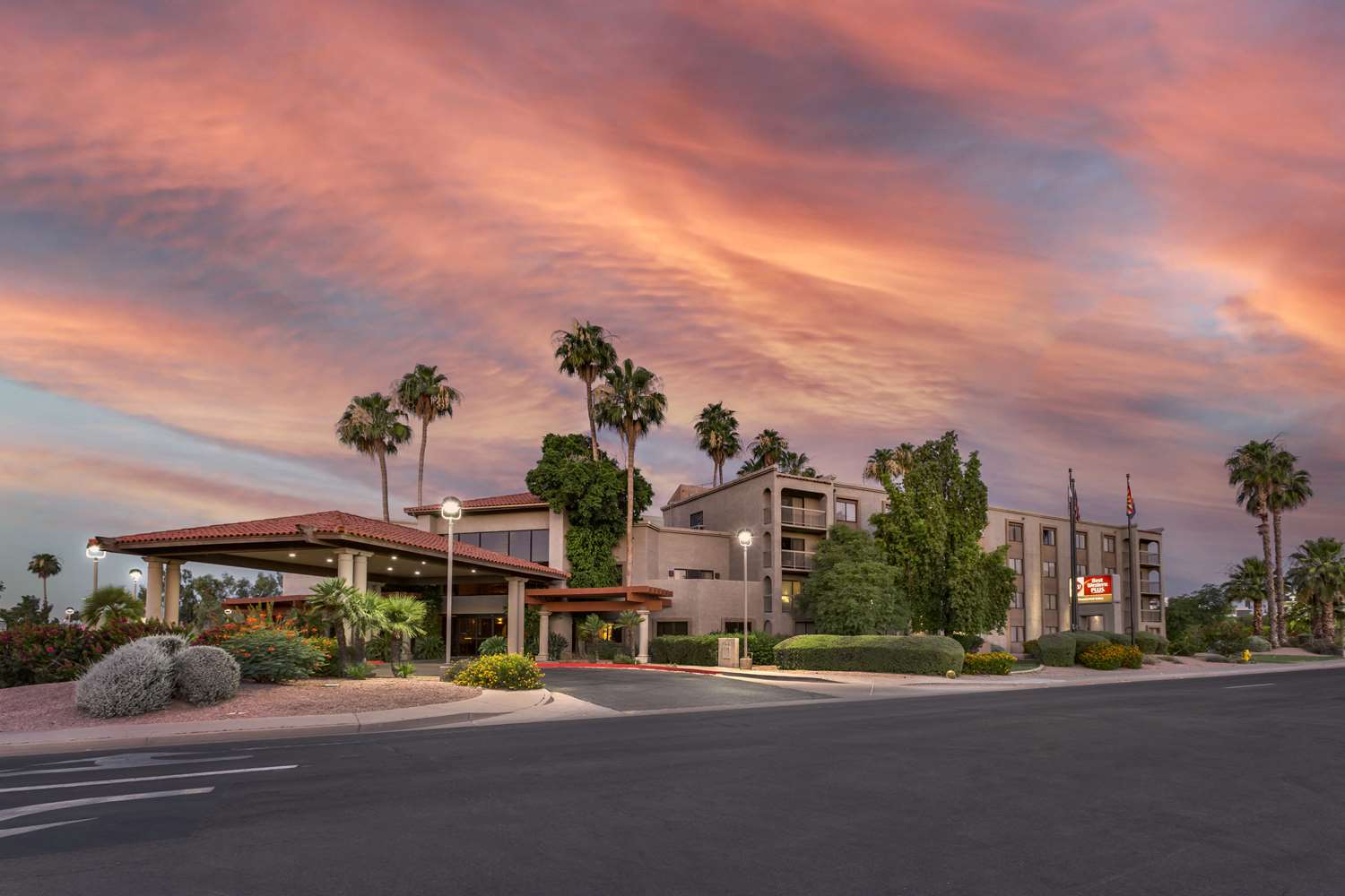 Фото Best Western Plus Scottsdale Thunderbird Suites