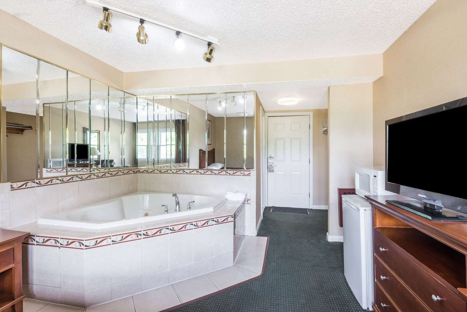 Фото Howard Johnson by Wyndham Rocky Hill