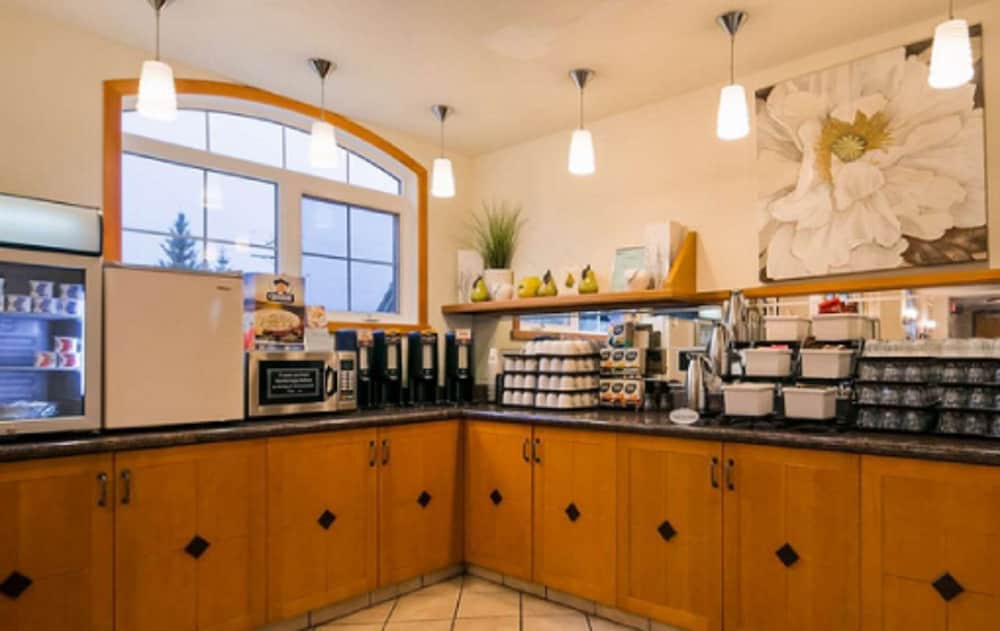 Фото Pocaterra Inn and Waterslide