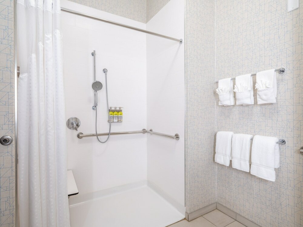 Фото Holiday Inn Express And Suites Watertown, an Ihg Hotel