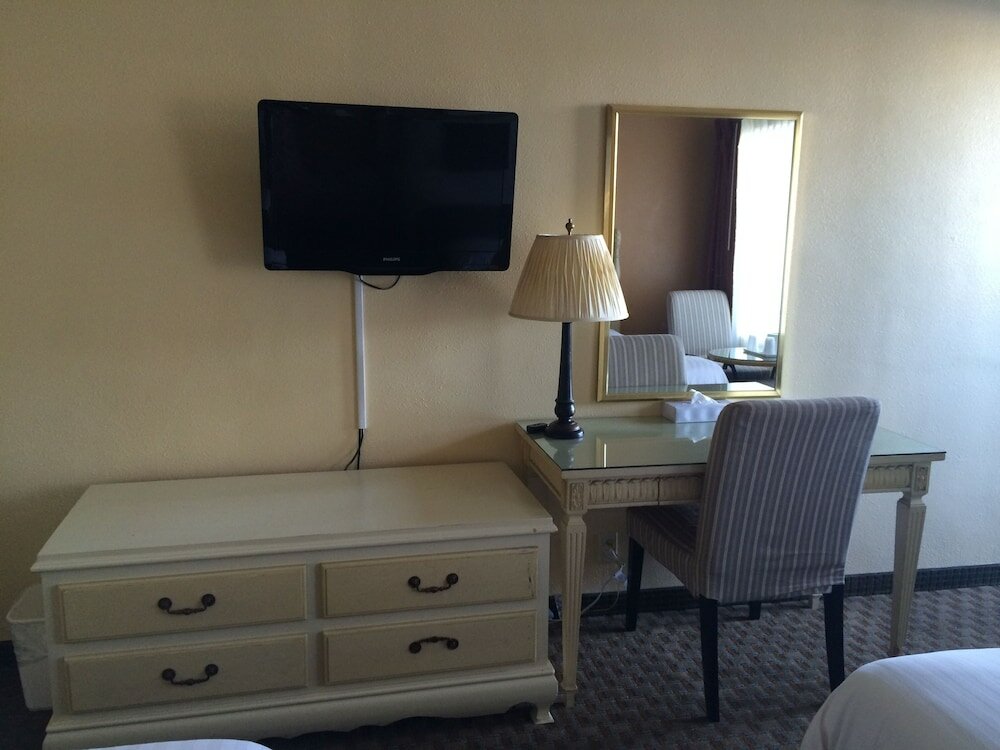 Фото Oasis Inn & Suites