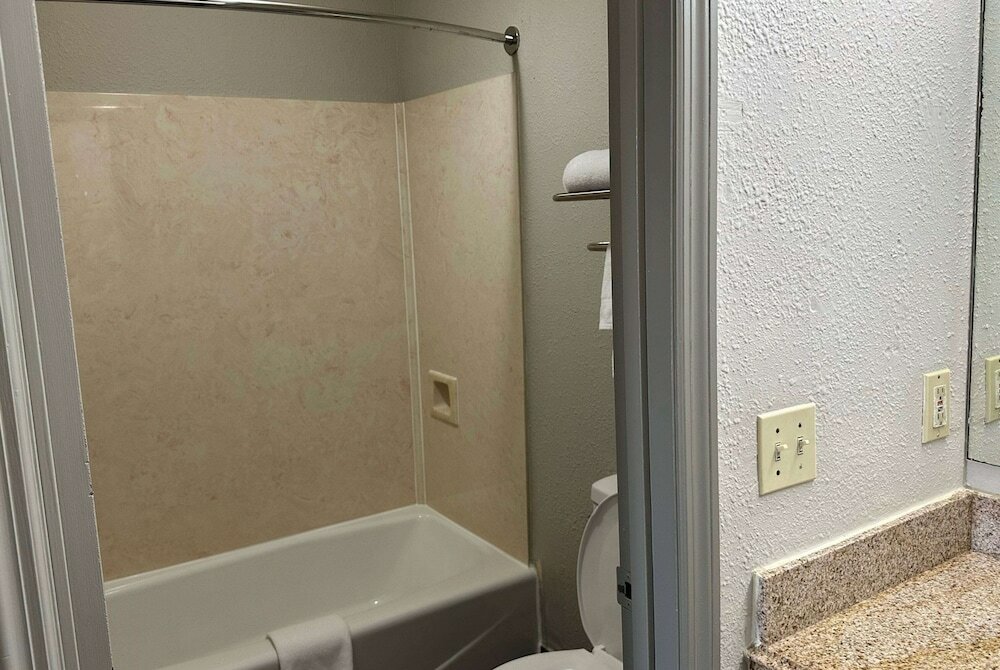 Фото Days Inn by Wyndham Columbia Ne Fort Jackson