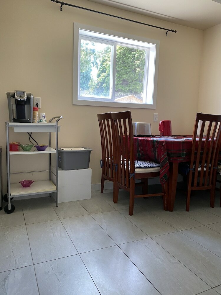 Фото Yvr Vickie’s Bed and Breakfast