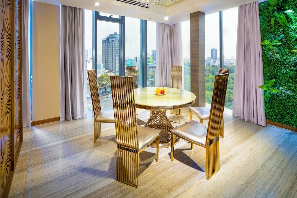 Фото Winsuites Saigon Hotel