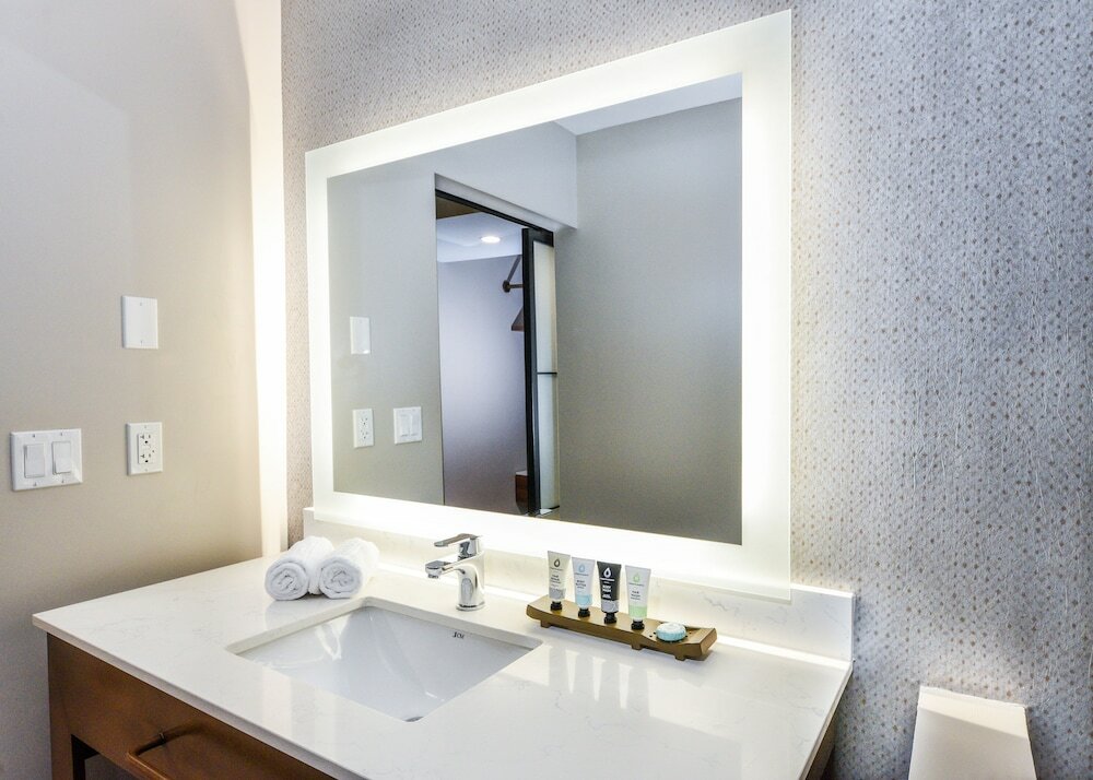 Фото Hollywood Inn Suites Hotel