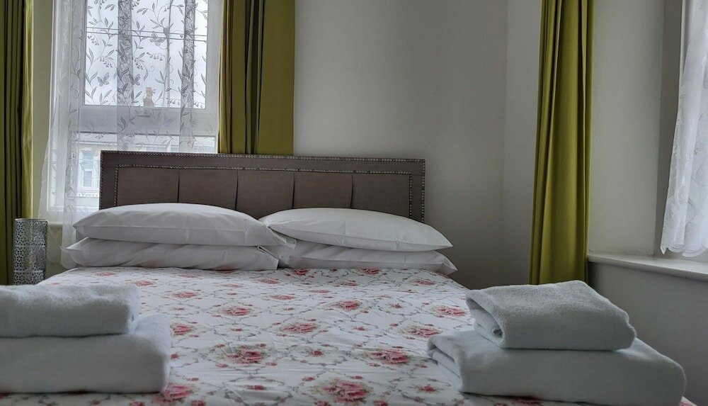 Фото Holly Lodge Guest House