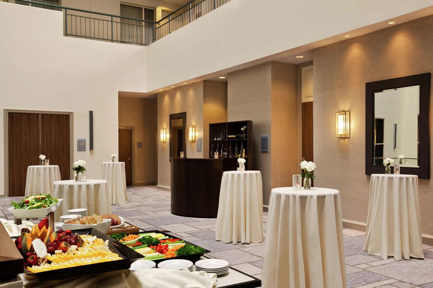 Фото DoubleTree Suites by Hilton Hotel Boston - Cambridge