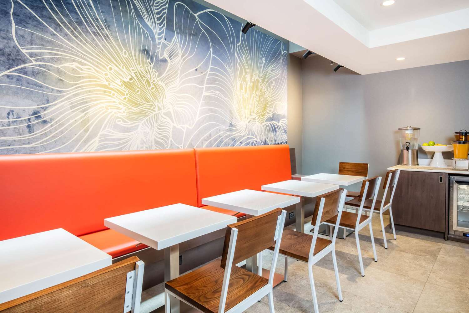 Фото La Quinta Inn & Suites by Wyndham Times Square South