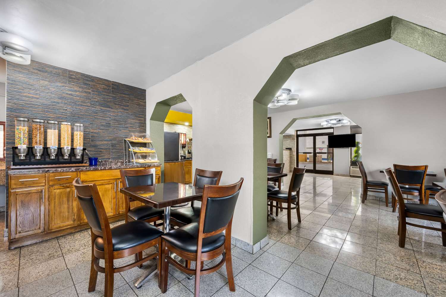 Фото Days Inn by Wyndham Raleigh Midtown