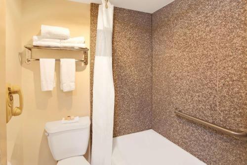 Фото Ramada by Wyndham Pasadena