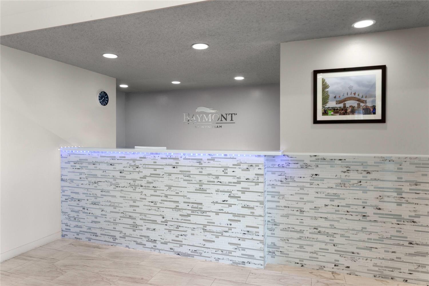 Фото Super 8 by Wyndham Oshkosh Airport